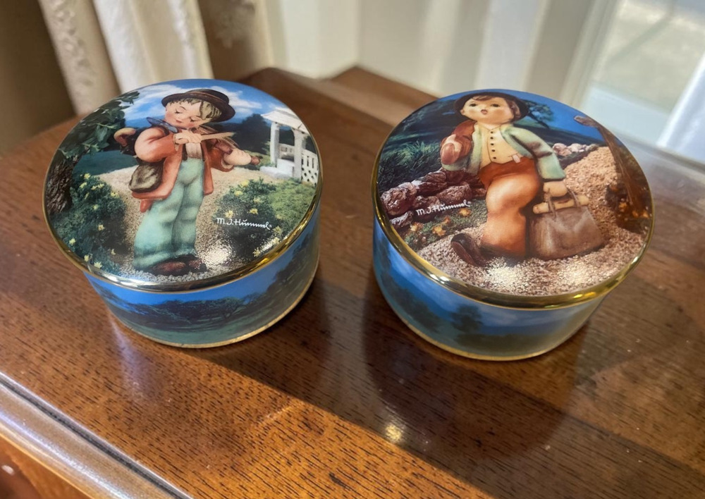 Danbury Mint M.I. Hummel Merry Wanderer & Little Fiddler Music Box Set of 2